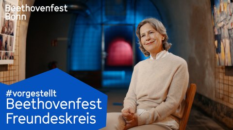 Eine Frau sitzt vor einem blau und rosa beleuchteten Hintergrund. Text: "#vorgestellt Beethovenfest Freundeskreis" und "Beethovenfest Bonn".