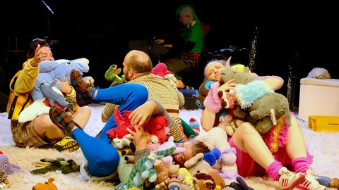 Ein unkonventioneller Bühnenszene mit mehreren Personen und Plüschtieren. Die Darsteller scheinen in bunte, verspielte Kostüme gehüllt zu sein.  © Claus Overkamp