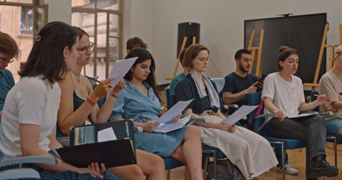 Eine Gruppe von Menschen sitzt in einem Raum und hält Papiere. Sie scheinen an einer Diskussion oder Übung teilzunehmen.  © Jasper Techel