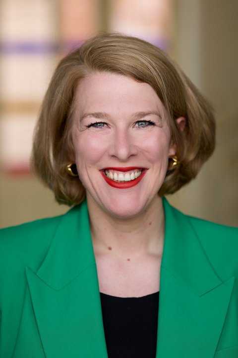 Eine Frau blickt in die Kamera. Sie trägt ein helles Jackett. Sie lächelt.  © Oliver Borchert