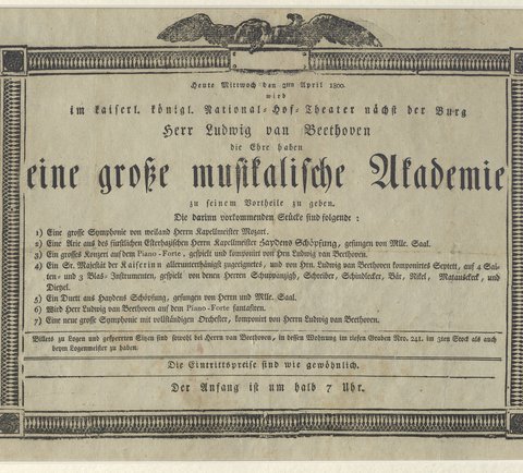 Ein historisches Konzertplakat, das eine musikalische Akademie ankündigt. Enthält Details zu Ludwig van Beethovens Auftrittsdatum und Programm. Text: »Heute Mittwoch den 2ten April 1800. wird im kaiserl. königl. National-Hof-Theater nächst der Burg Herr Ludwig van Beethoven die Ehre haben eine große musikalische Akademie zu seinem Vortheile zu geben : die darinn vorkommenden Stücke sind folgende: .... 3) Ein grosses Konzert auf dem Piano-Forte, gespielt und komponirt von Hrn Ludwig van Beethoven :. 4) Ein Sr. Majestät der Kaiserinn allerunterthänigst zugeeignetes, und von Hrn. Ludwig van Beethoven komponirtes Septett, auf 4 Saiten- und 3 Blas-Instrumenten, gespielt von denen Herren Schuppanzigh, Schreiber, Schindlecker, Bär, Nikel, Matauscheck, und / Dietzel : 6) Wird Herr Ludwig van Beethoven auf dem Piano-Forte fantasiren : 7) Eine neue grosse Symphonie mit vollständigen Orchester, komponirt von Herrn Ludwig van Beethoven : Billets zu Logen und gesperrten Sitzen sind sowohl bei Herrn van Beethoven, in dessen Wohnung im tiefen Graben Nro. 241 im 3ten Stock als auch beym Logenmeister zu haben : die Eintrittspreise sind wie gewöhnlich : der Anfang ist um halb 7 Uhr.«
